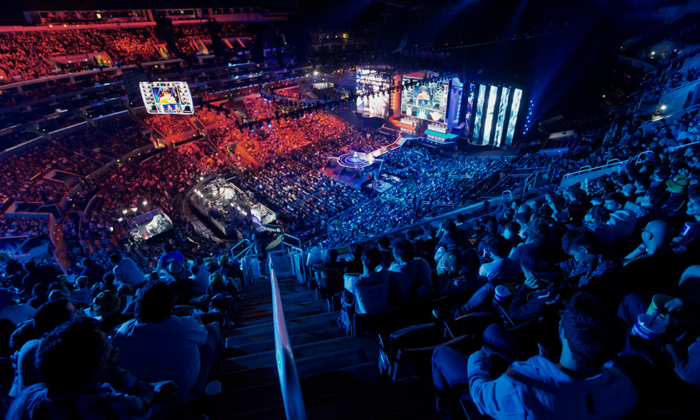 TES让二追三 3-2 击败FPX，蝉联德杯冠军奖杯